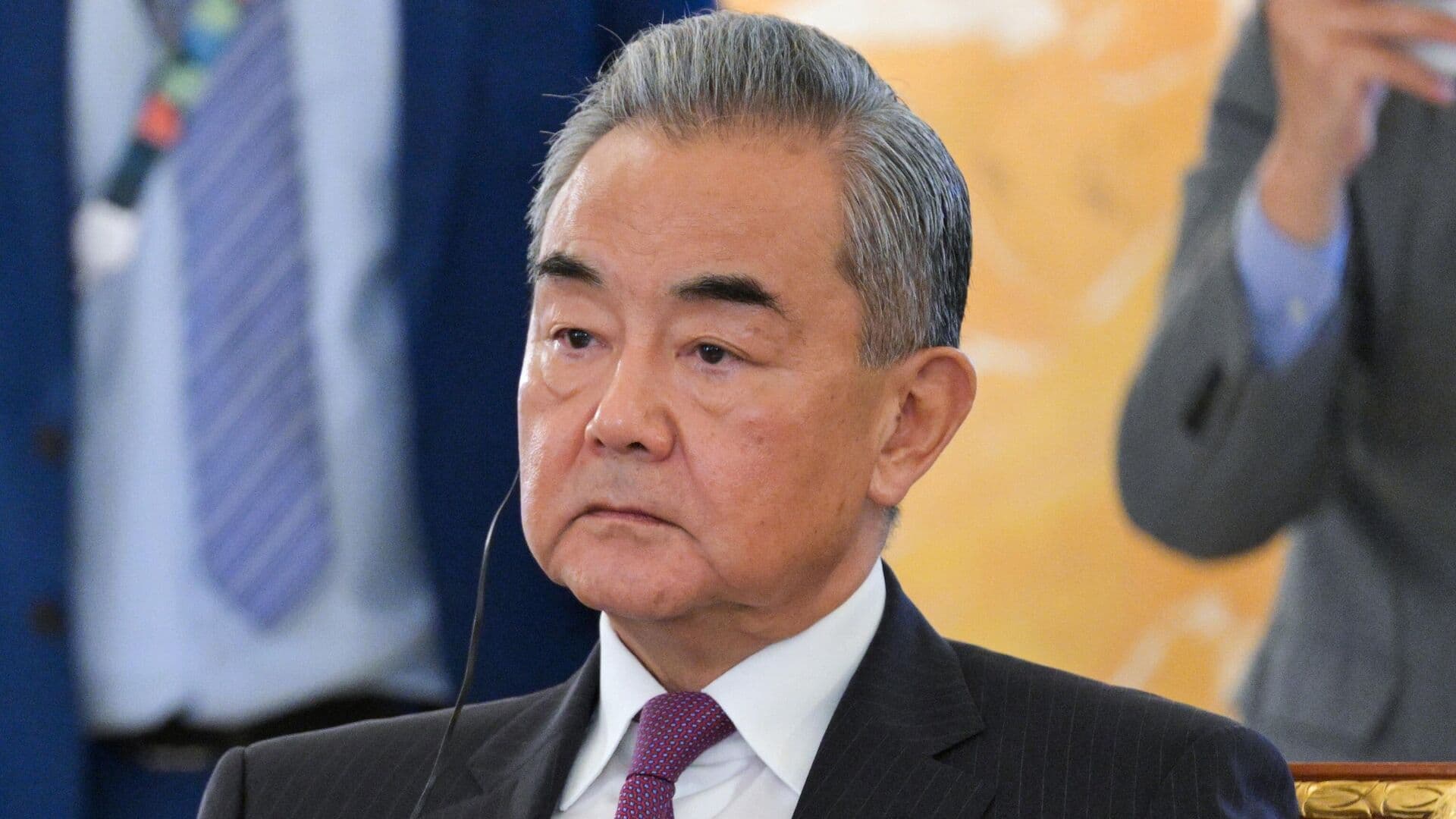 Крупные страны должны вносить вклад в мир на Ближнем Востоке, заявил Ван И