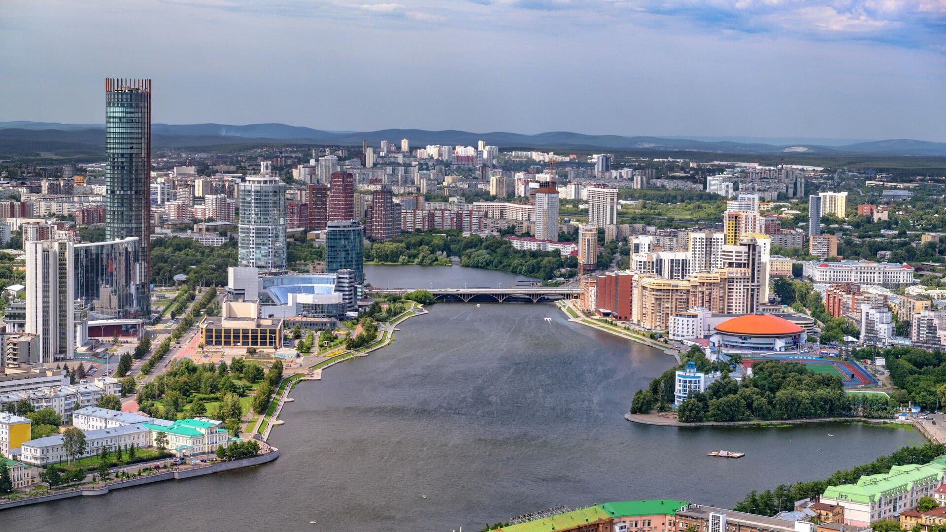 В Екатеринбурге открыли горячую линию после атаки БПЛА на жилой дом