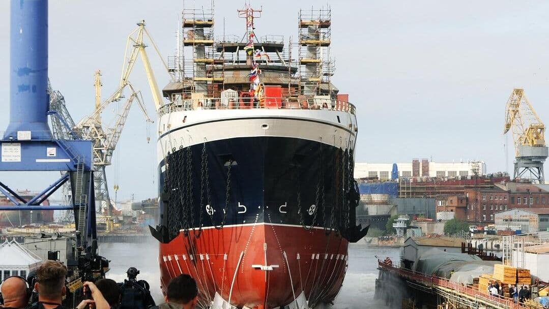Новый рыболовный траулер "Капитан Юнак" передали заказчику