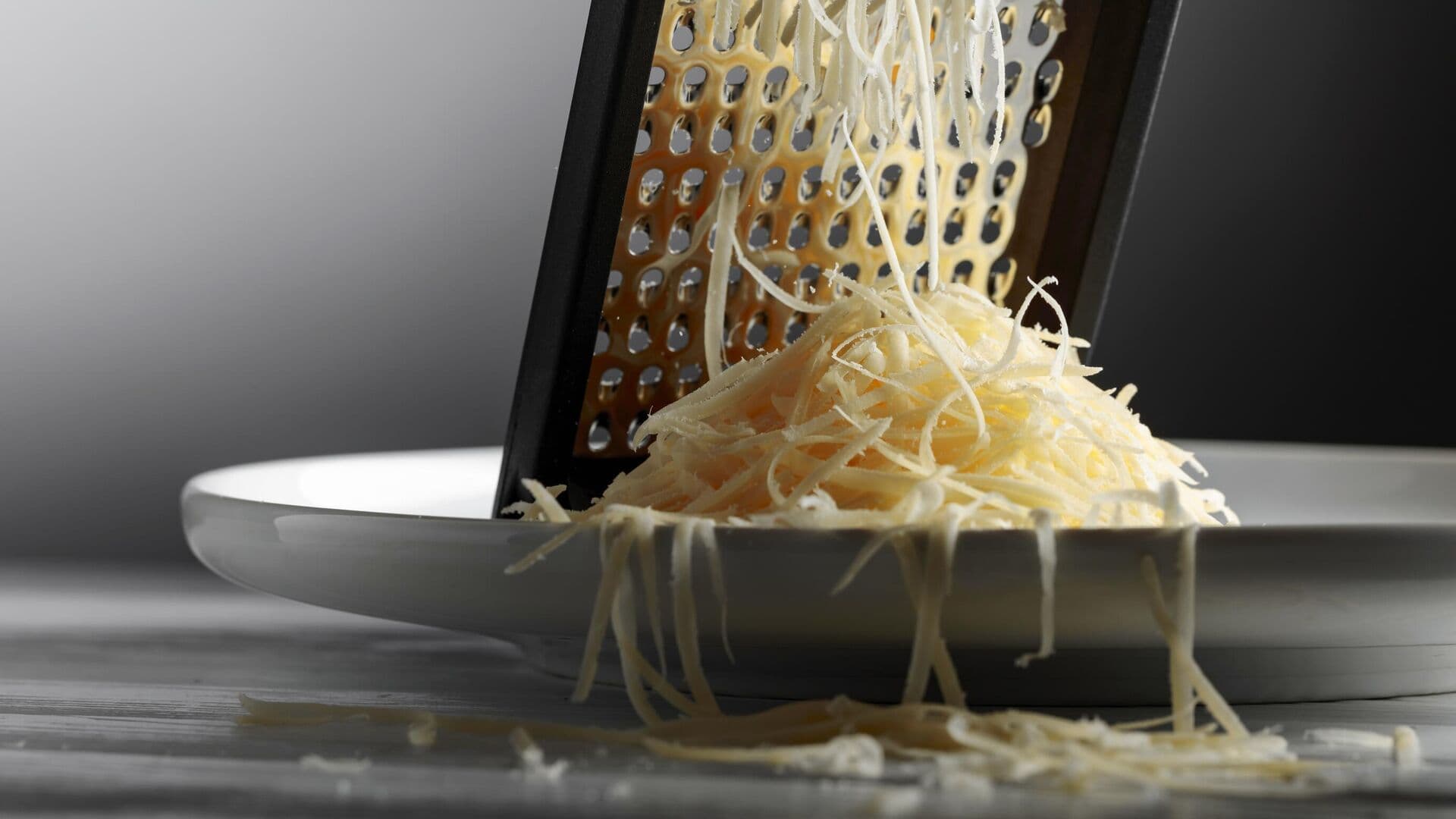 Врач рассказала, чем опасно переедание сыра