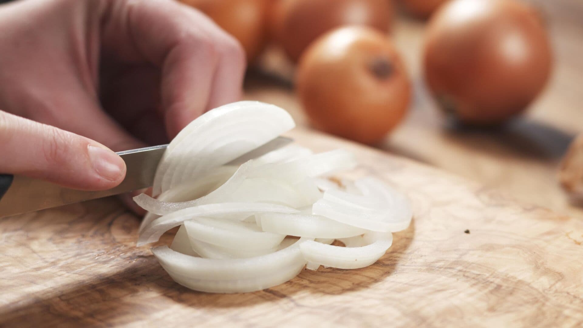 Врач рассказала, кому нельзя есть лук