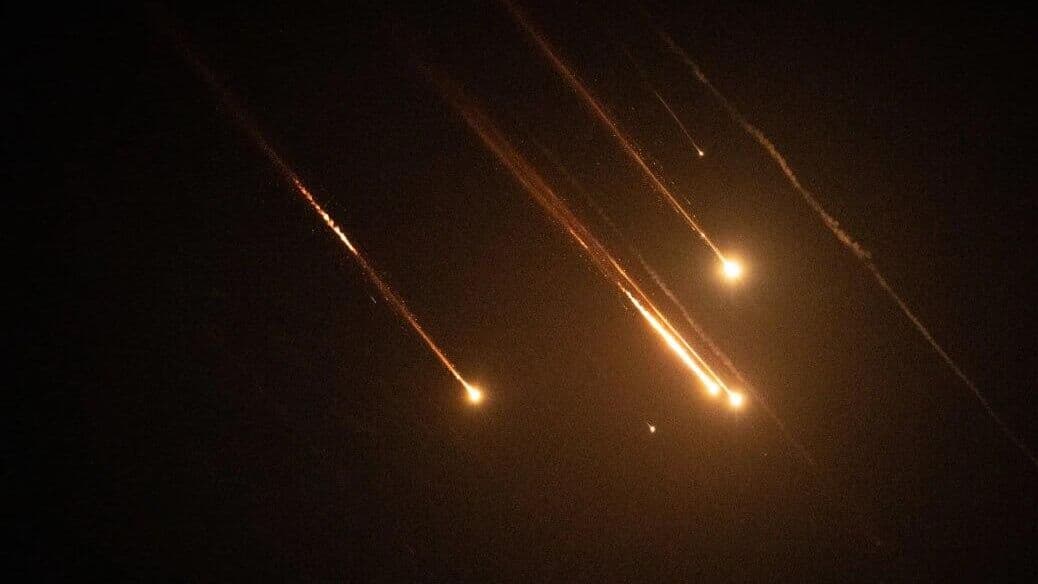 Иран атаковал Израиль ракетой с несколькими боеголовками