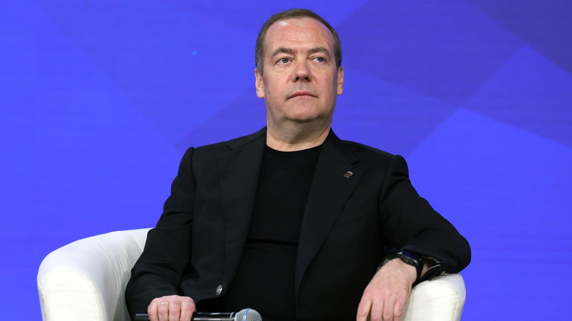Украиной управляют кукловоды, заявил Медведев