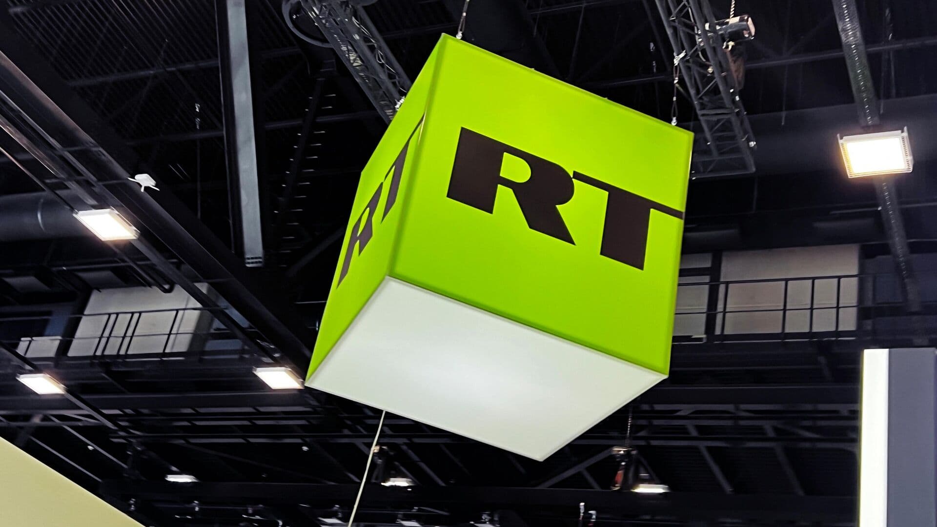 Телеканал RT сообщил о прилете у офиса в Тегеране