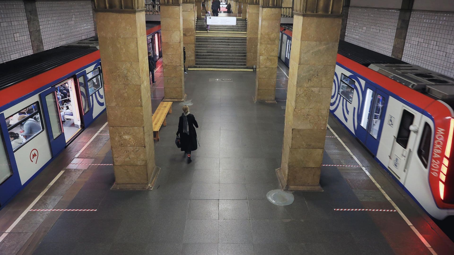На Сокольнической линии московского метро остановили движение