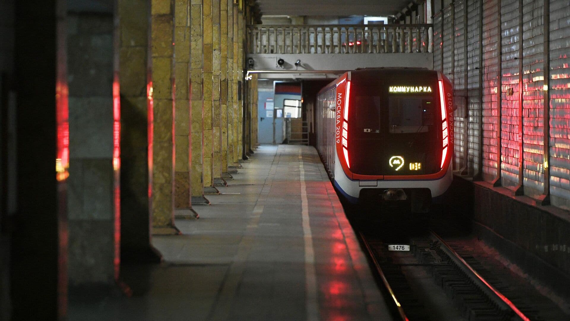 В Москве мужчина упал на рельсы перед прибывающим поездом