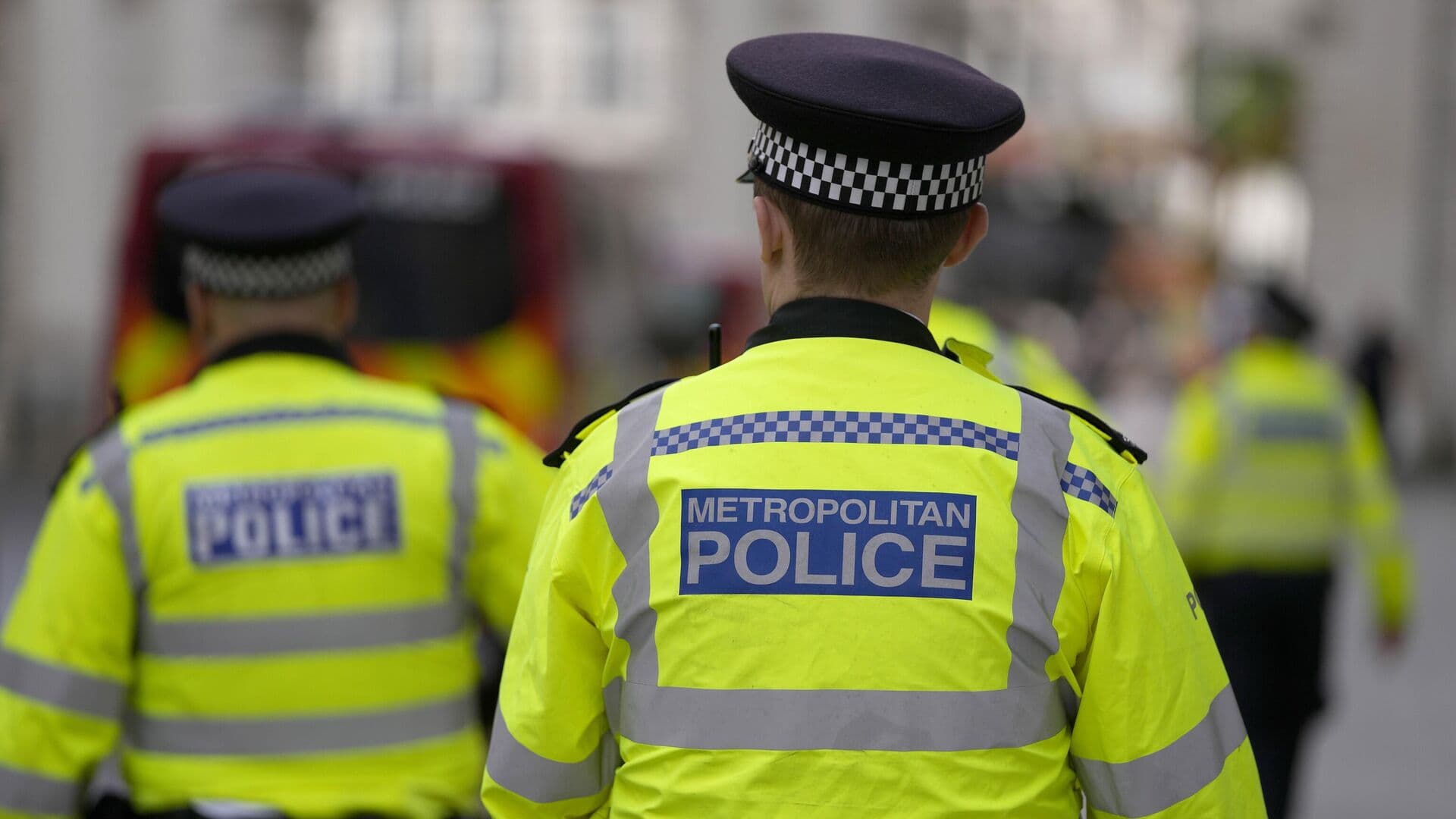 В Лондоне неизвестные подожгли четыре машины скорой