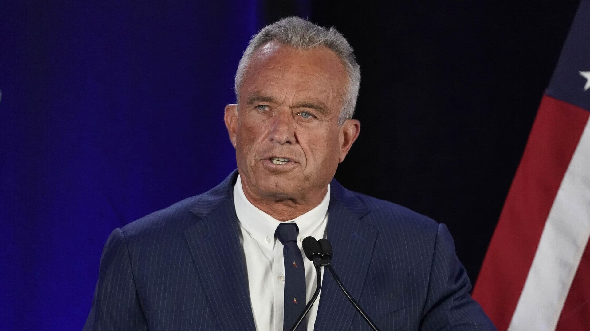 Глава минздрава США пообещал бороться с насекомыми на фермах дронами