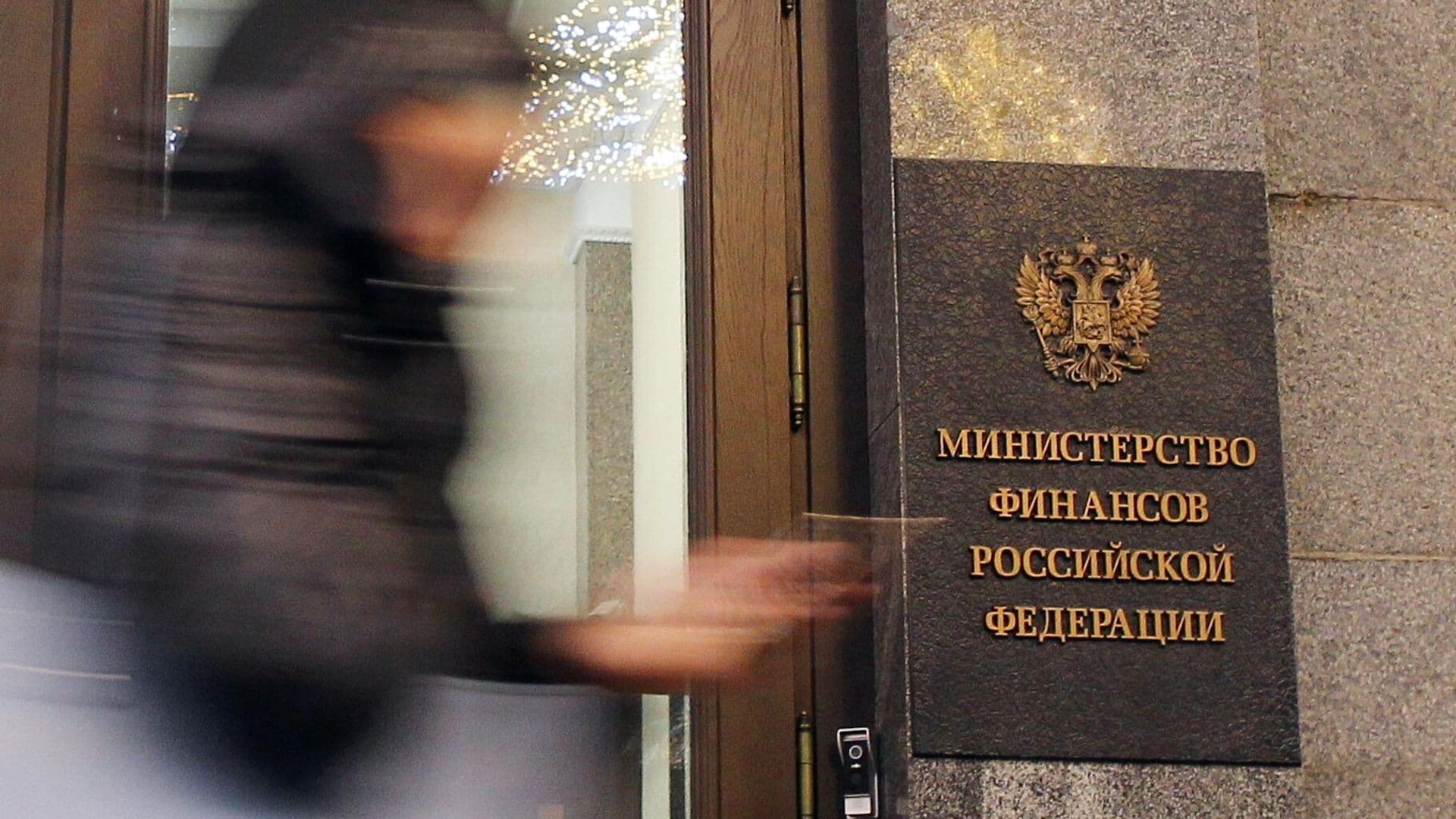 Минфин формирует бюджет исходя из цены нефти в 50 долларов за баррель