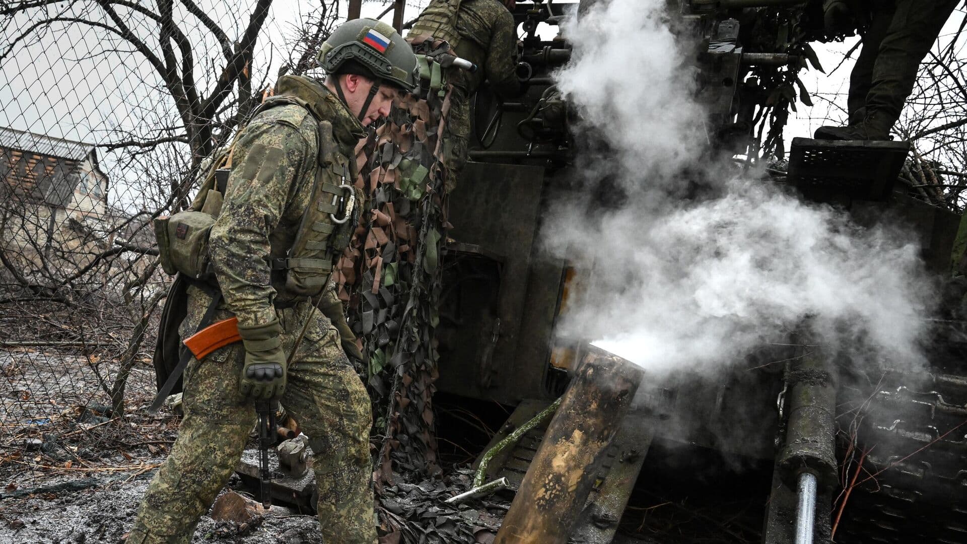 Морпехи-артиллеристы уничтожили ангар с техникой ВСУ