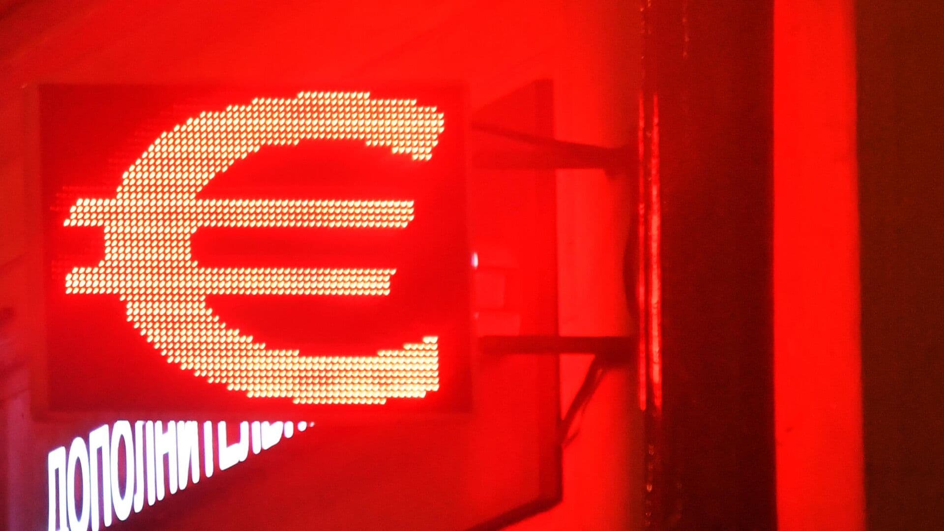 Внебиржевой курс евро поднялся выше ста рублей впервые с сентября 2025 года