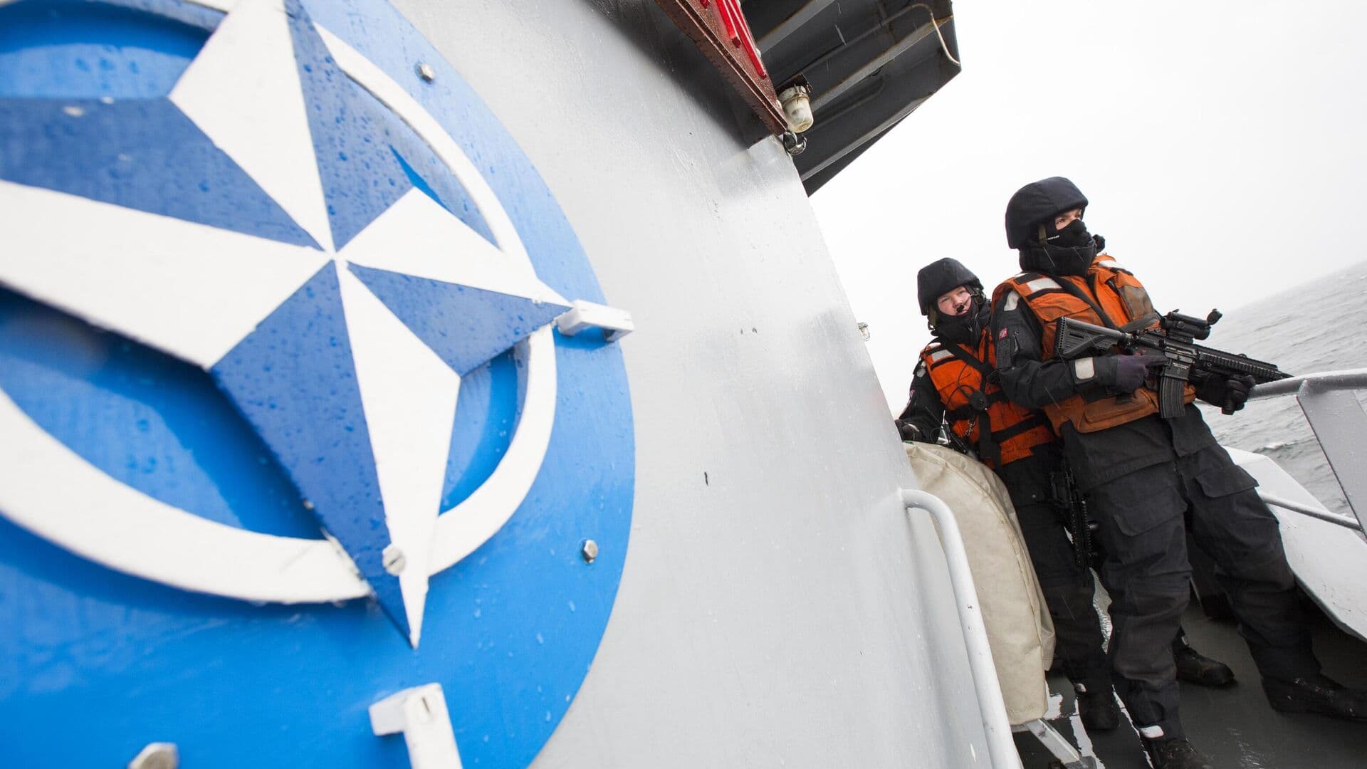 Применение пятой статьи будет означать конец НАТО, считает политолог