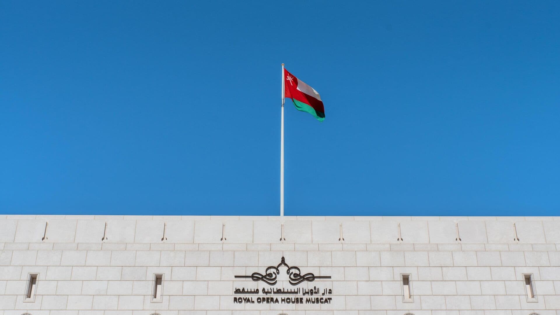 В торговый порт Омана попали два беспилотника