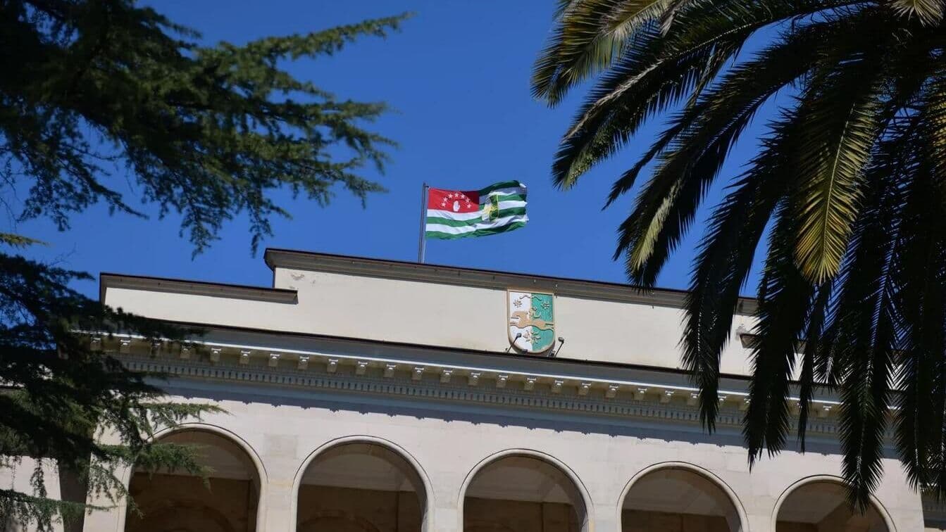 Россия твердо поддерживает суверенное развитие Абхазии, заявил Путин