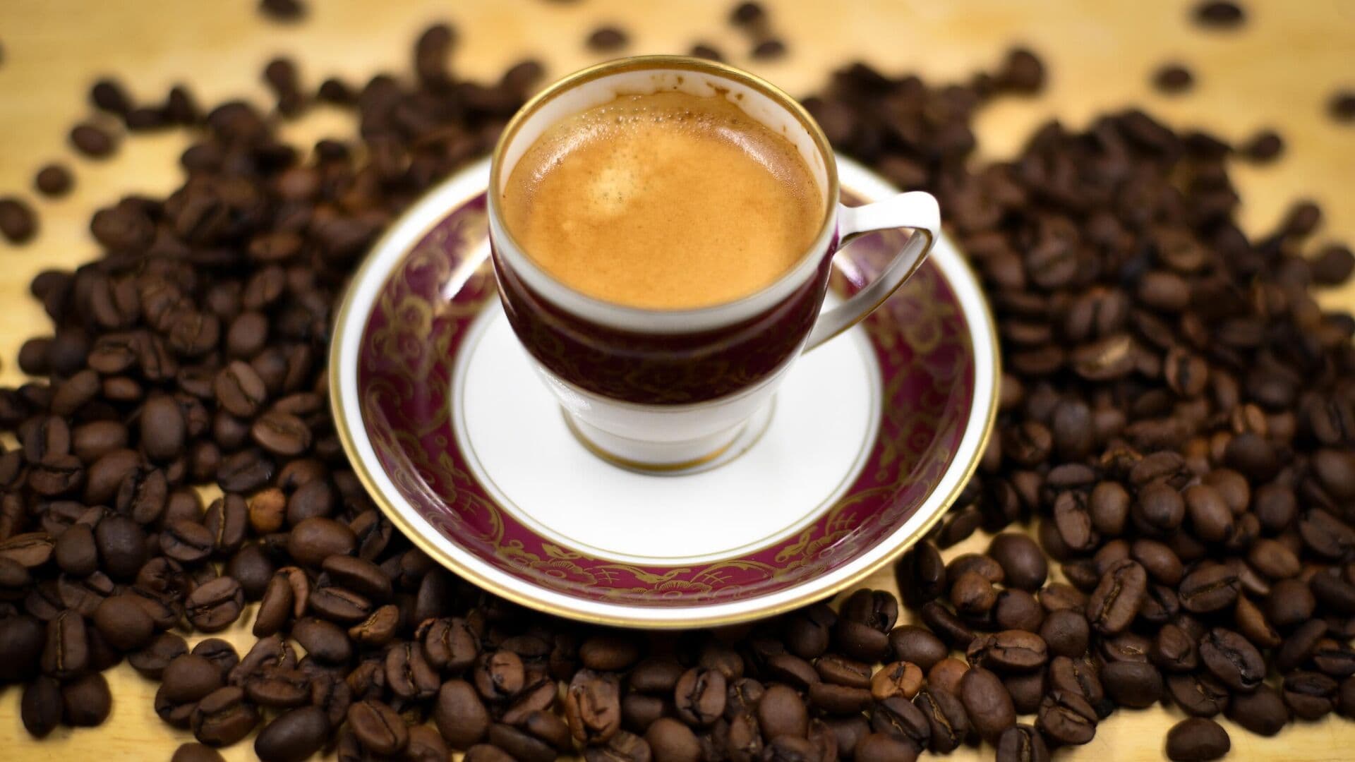 Врач рассказал, у кого возможен кратковременный подъем давления от кофеина