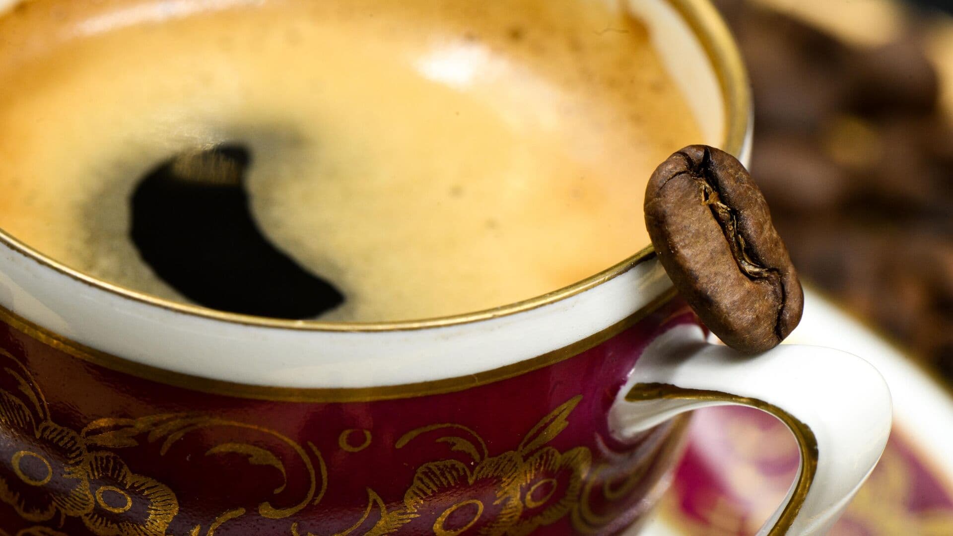 Нутрициолог рассказала, за сколько часов до сна можно пить кофе