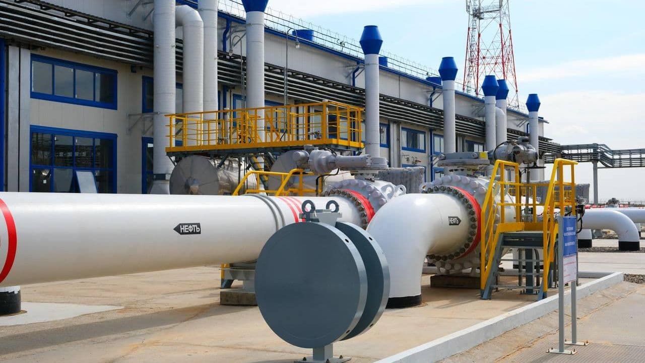 Нефтяной танкер атаковали неподалеку от терминала КТК в Черном море