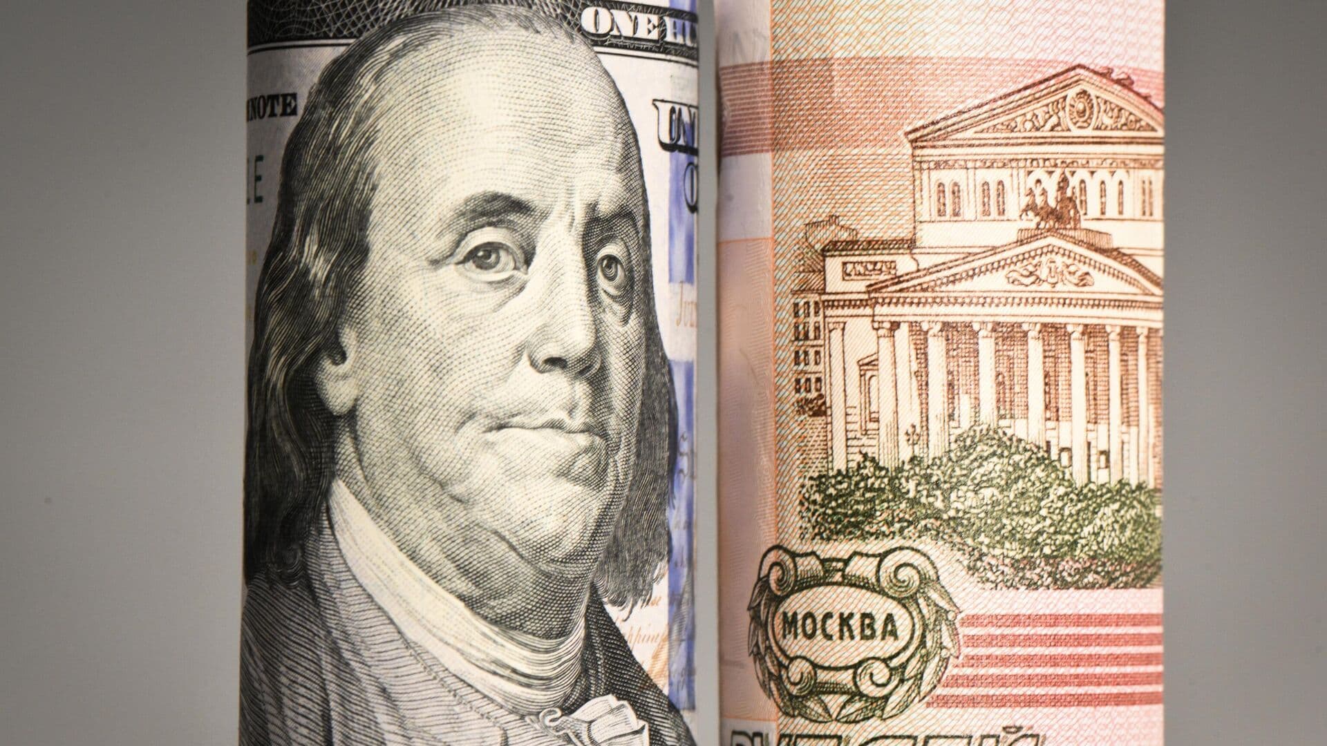 Курс доллара к рублю на вторник вырос