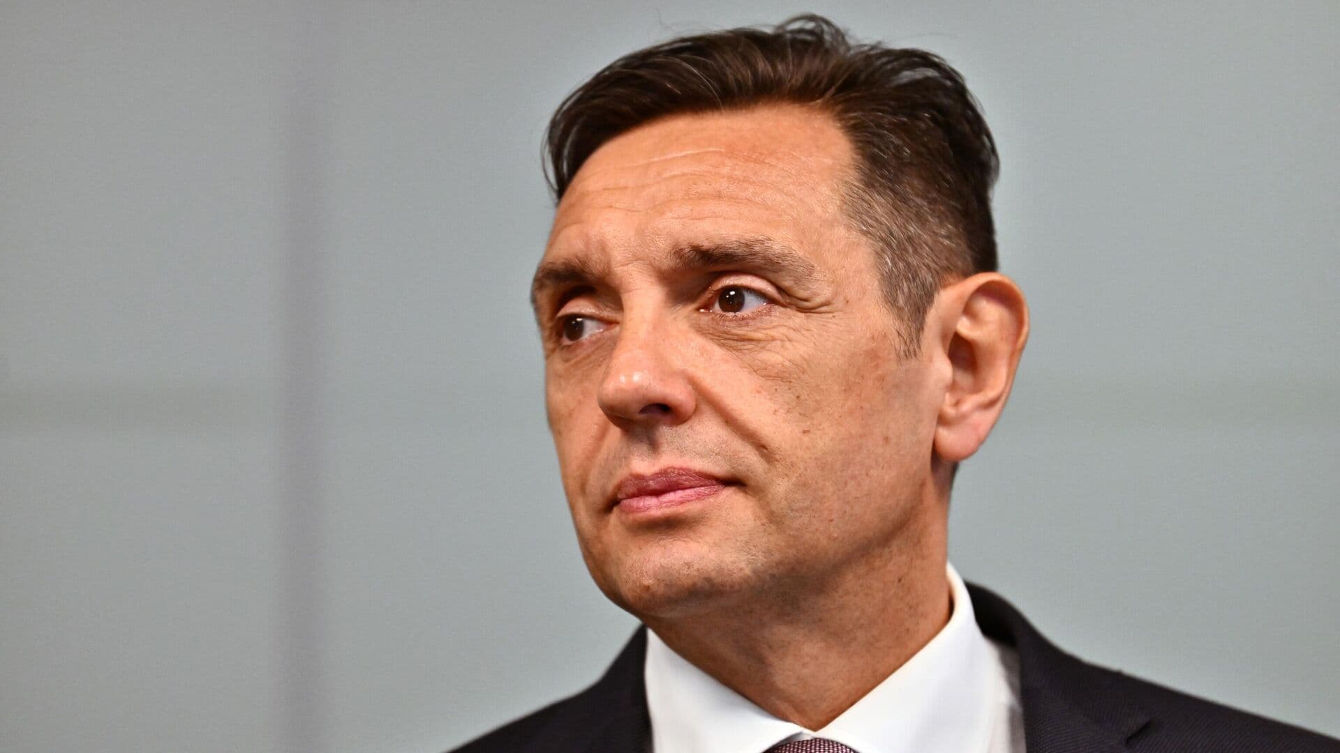 Вулин прокомментировал спорный закон об иностранцах в Косово