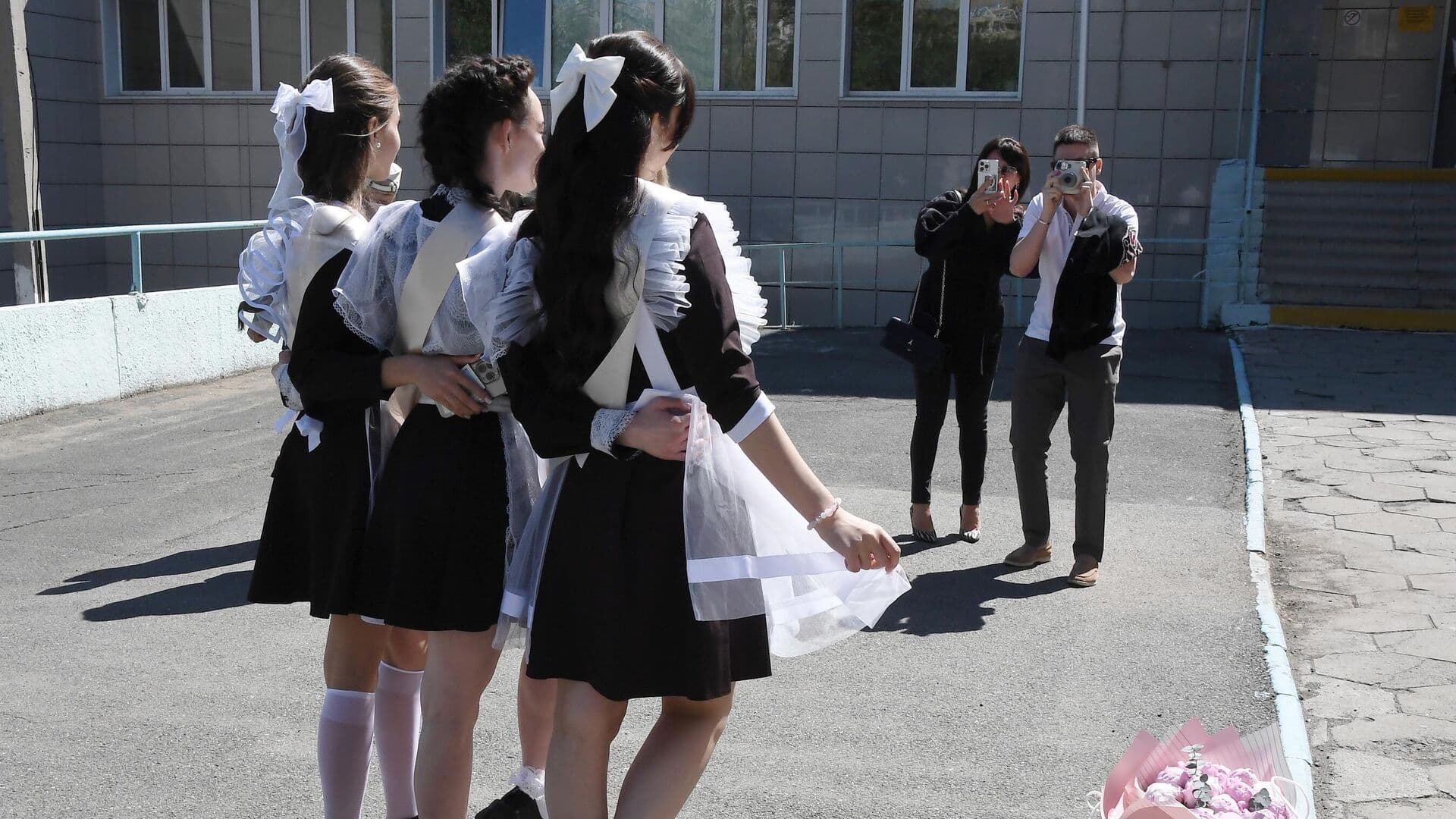 Минпросвещения установило дату выпускных в школах