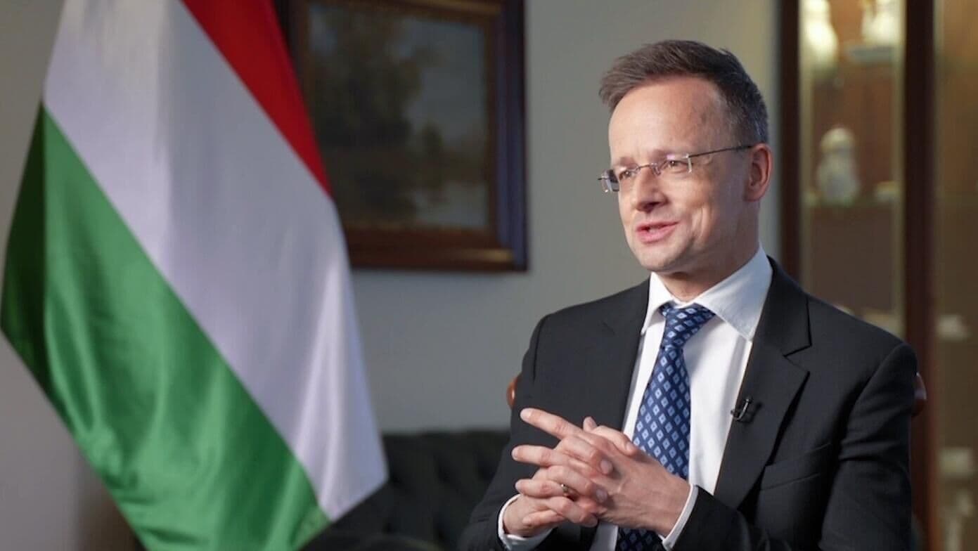 Путин примет в Кремле Сийярто