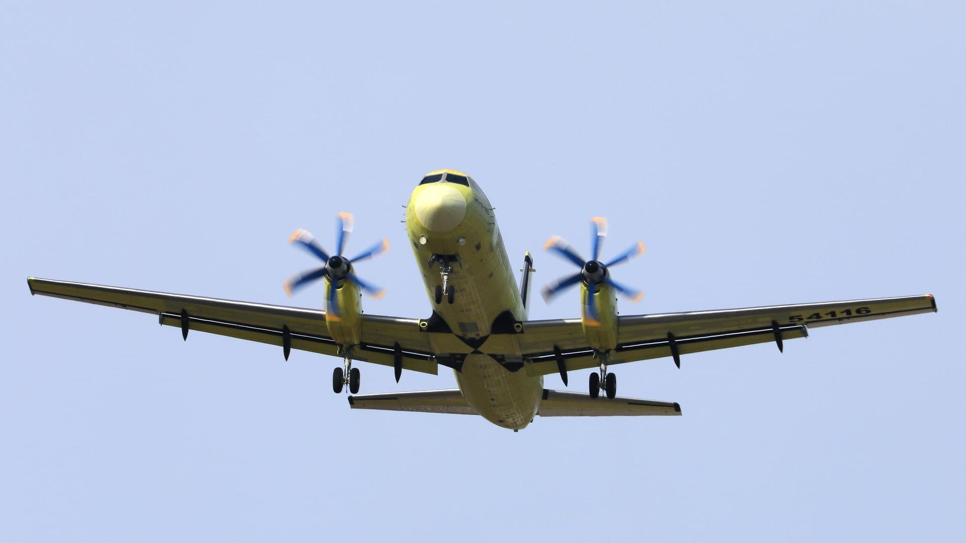 Самолет Ил-114-300 выполнил демонстрационный полет