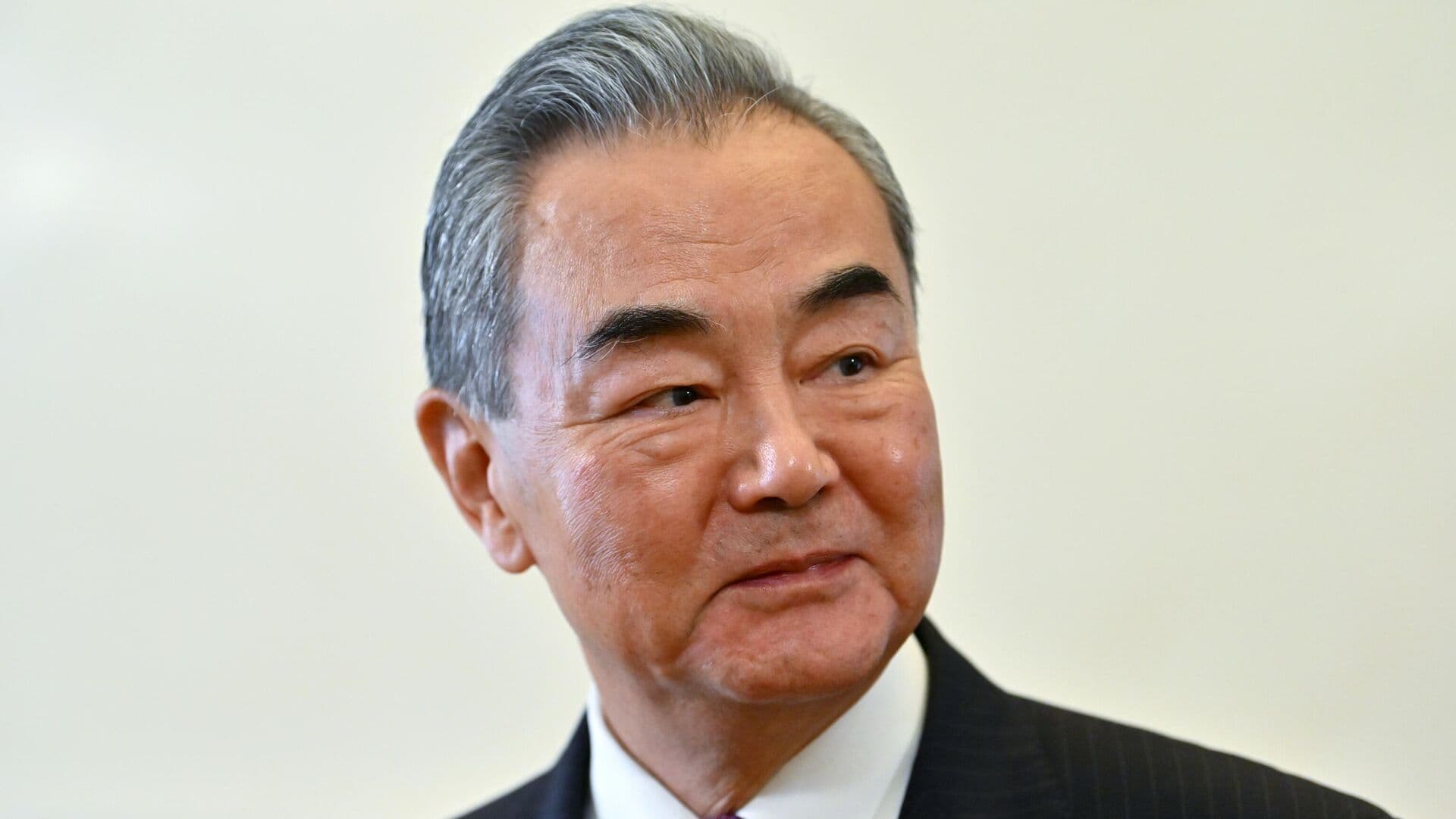 КНР ценит стремление Эр-Рияда к мирному урегулированию, заявил Ван И