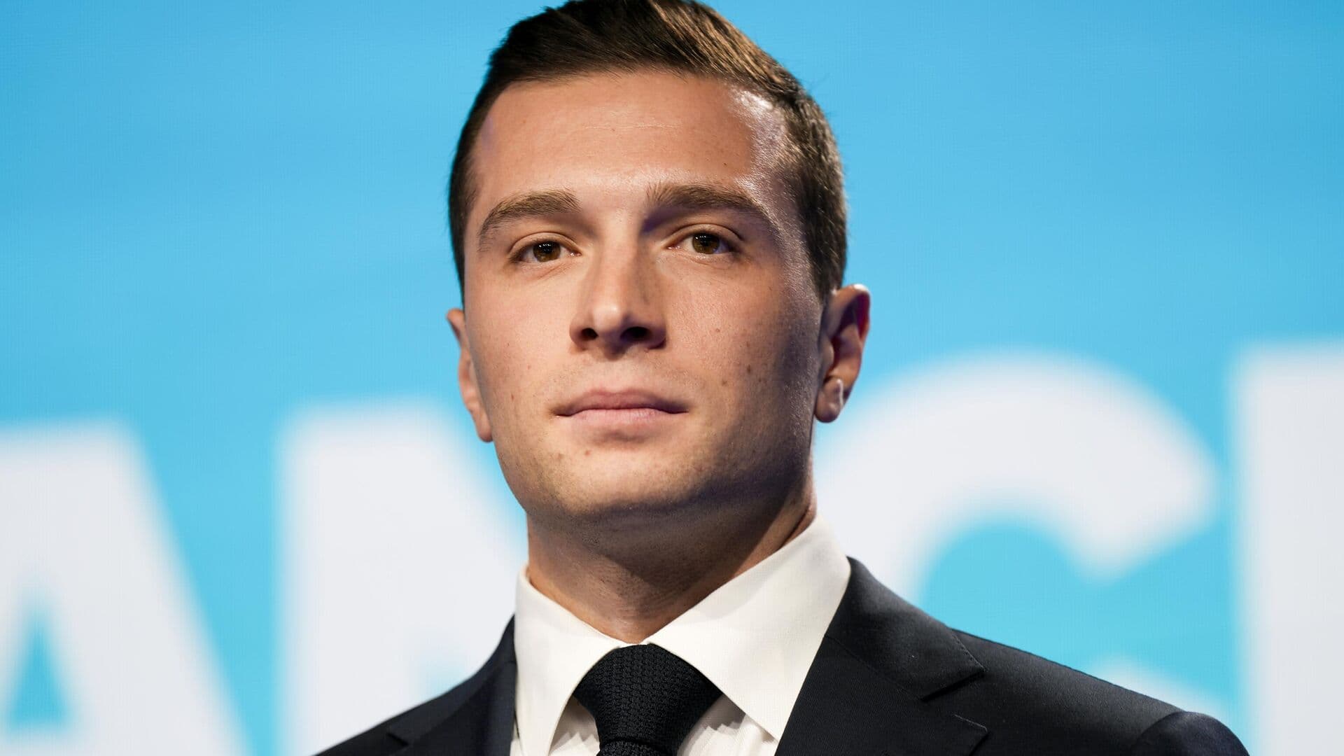 Французский политик пообещал снять флаги ЕС, если станет президентом