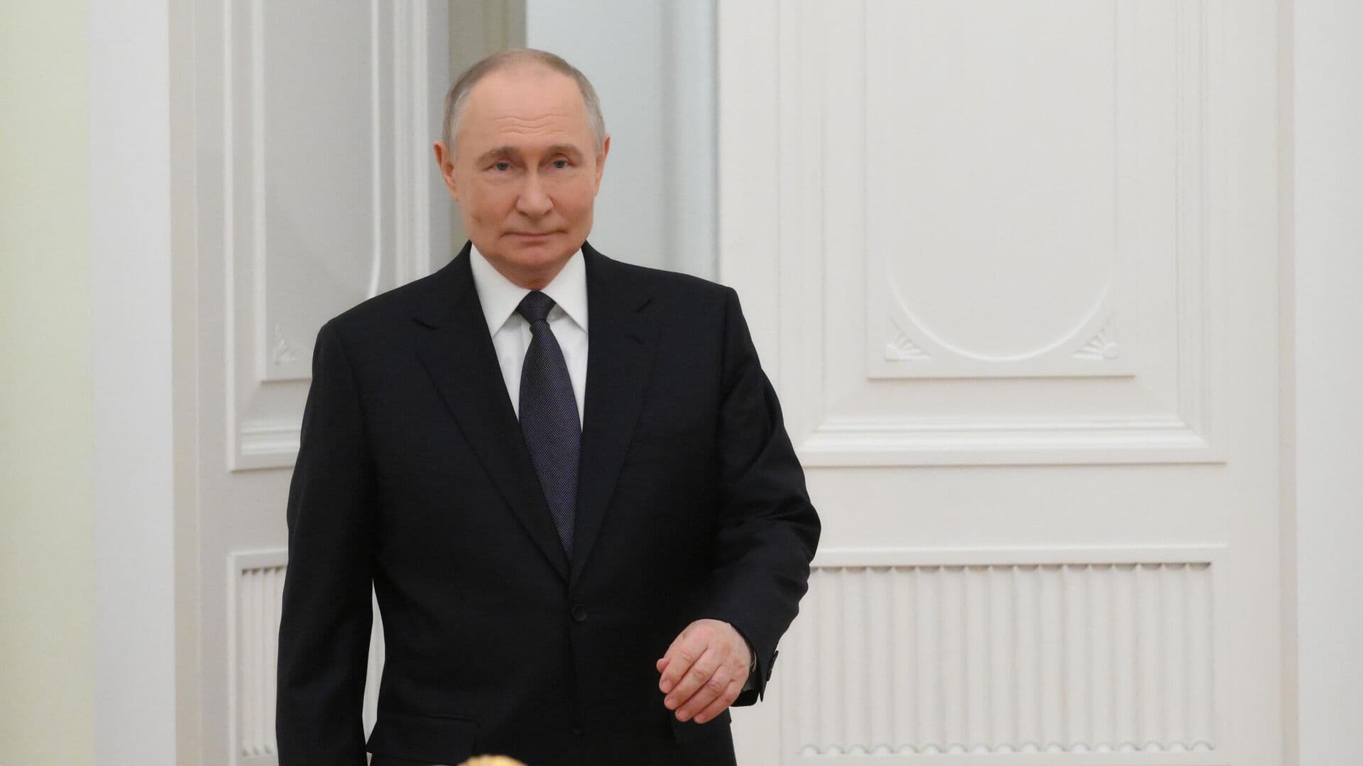 Путин вручил премии молодым деятелям культуры