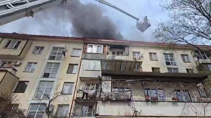 В Махачкале кровля дома, где тушат пожар, полностью охвачена огнем