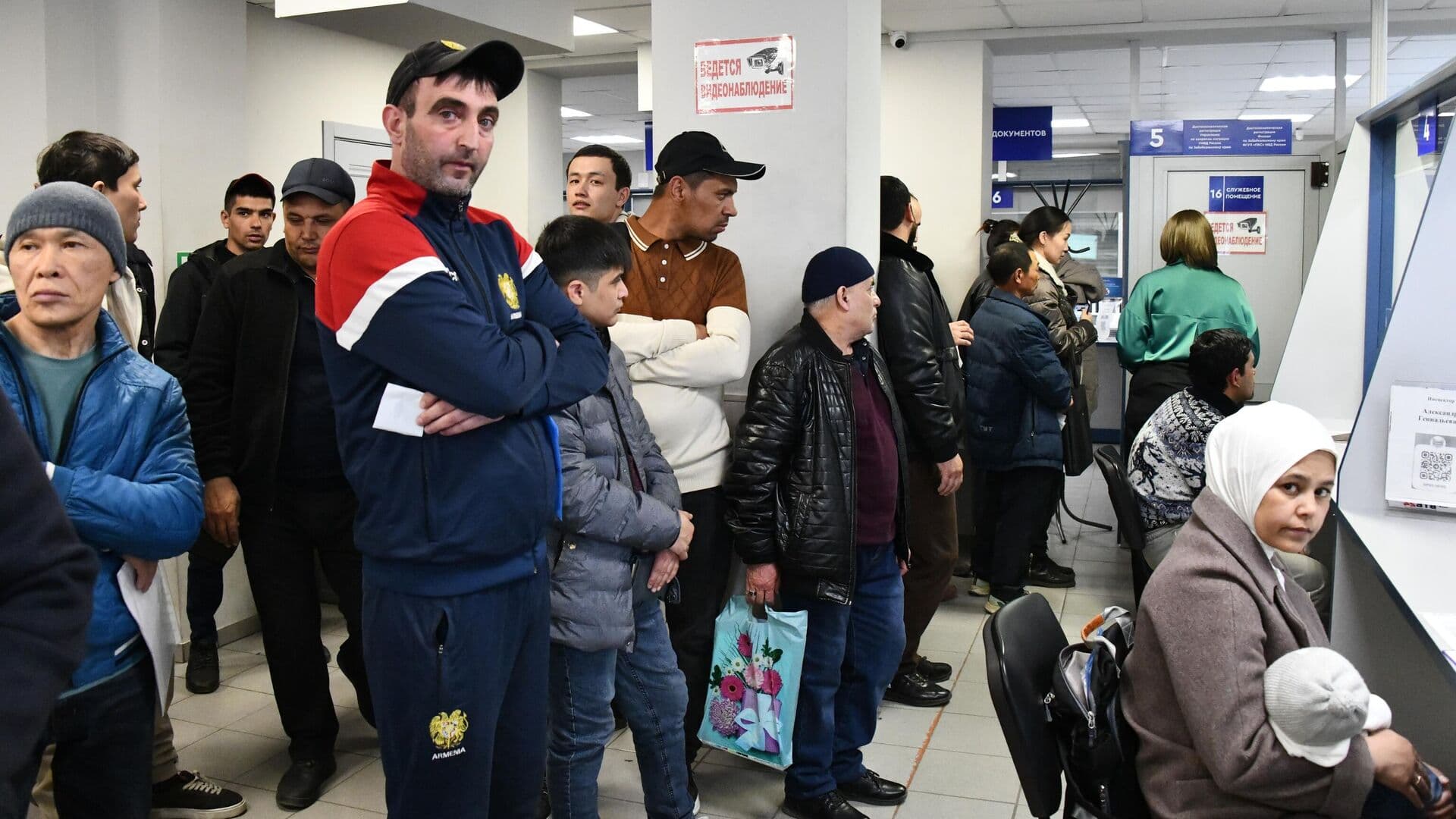 ЛДПР предлагает уточнить, кому можно регистрировать иностранцев