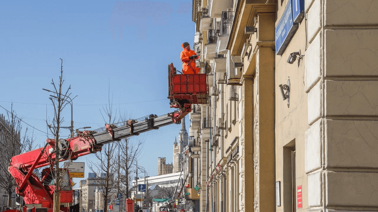Фасады более 40 домов промывают в Москве после зимы