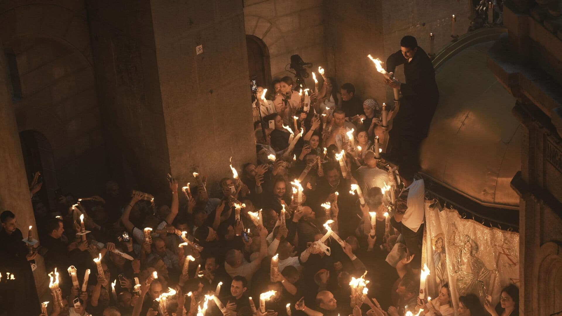 Благодатный огонь из Иерусалима доставили на богослужение в Донецк на Пасху