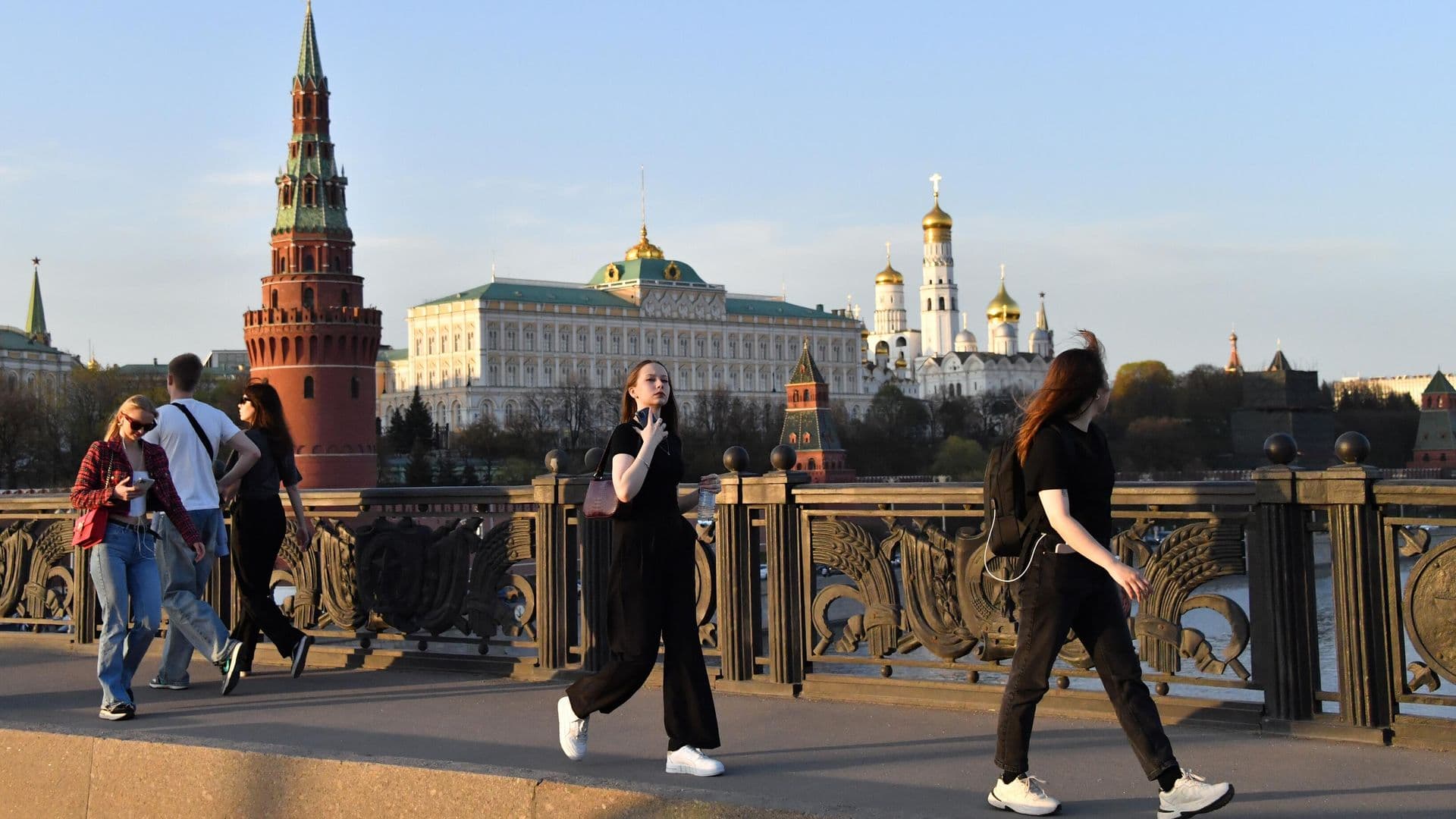 Опрос показал, сколько зумеров готово проработать в одной компании пять лет