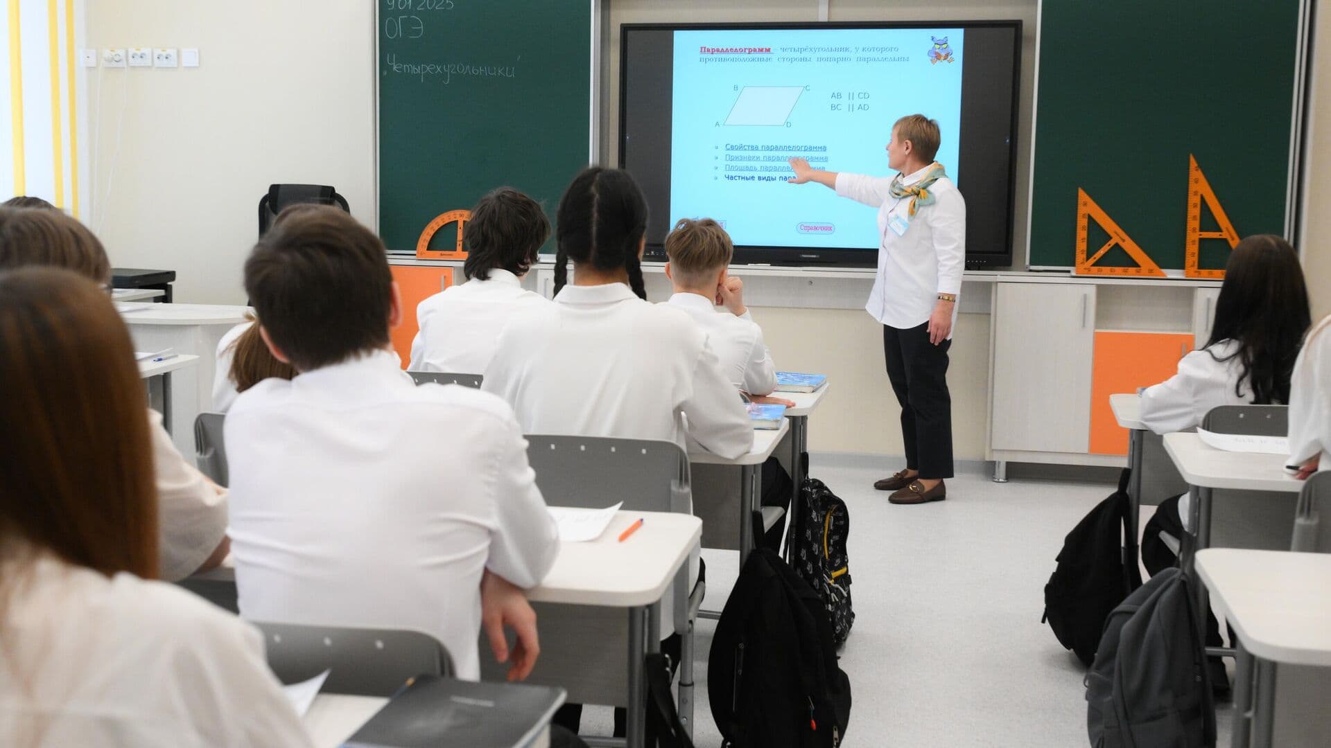 Минпросвещения установило новые нормы изучения обществознания в школах