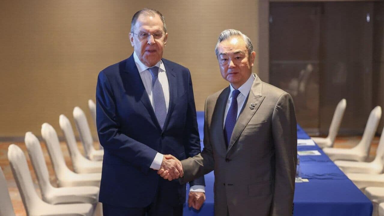 Глава МИД КНР провел разговор с Лавровым