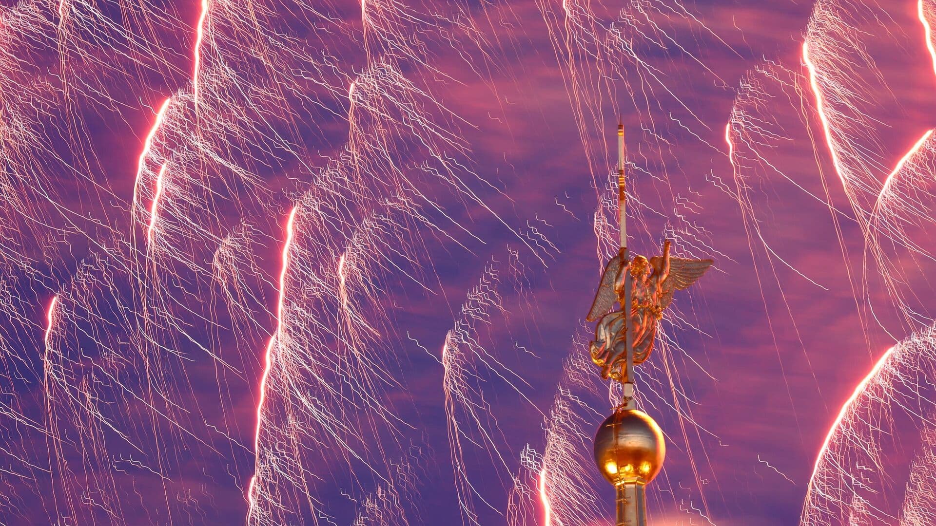 В Петербурге прогремел салют в честь Дня защитника Отечества