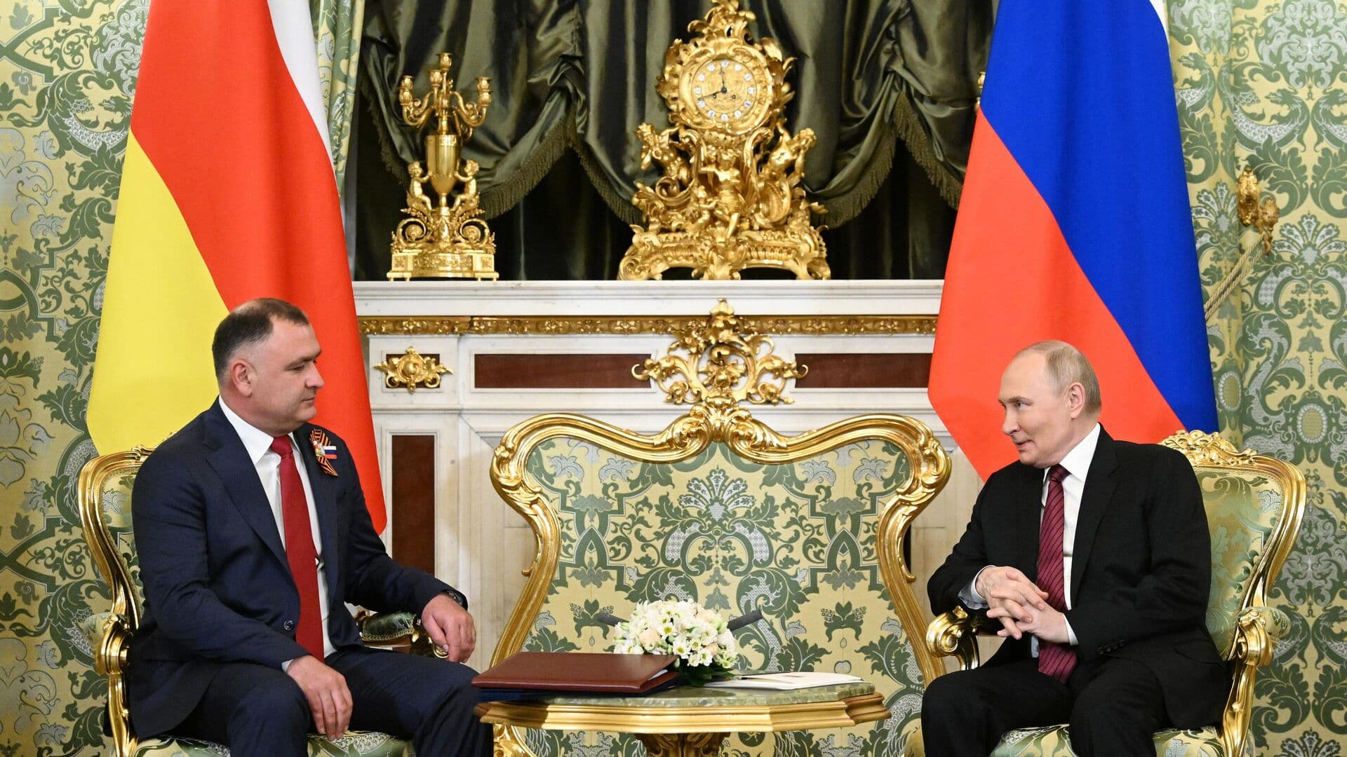 Путин обсудил с президентом Южной Осетии развитие двусторонних отношений
