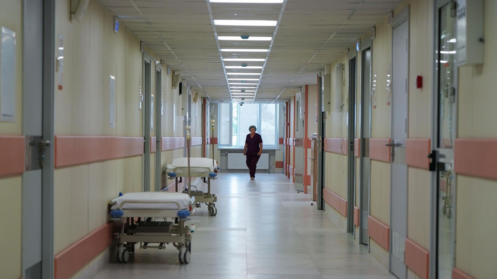 Экс-главврач псковской больницы занимала должности еще трех врачей