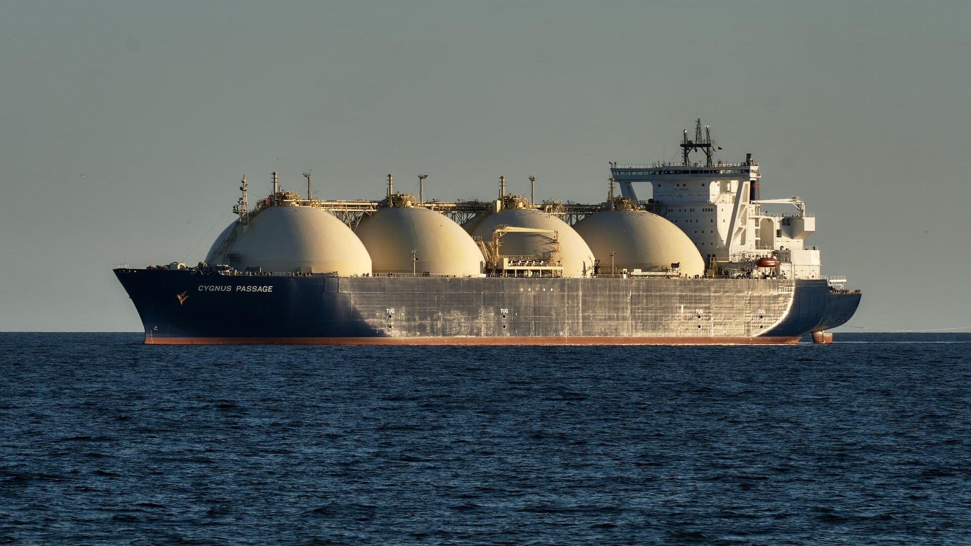 Все 30 членов экипажа атакованного российского газовоза спасены