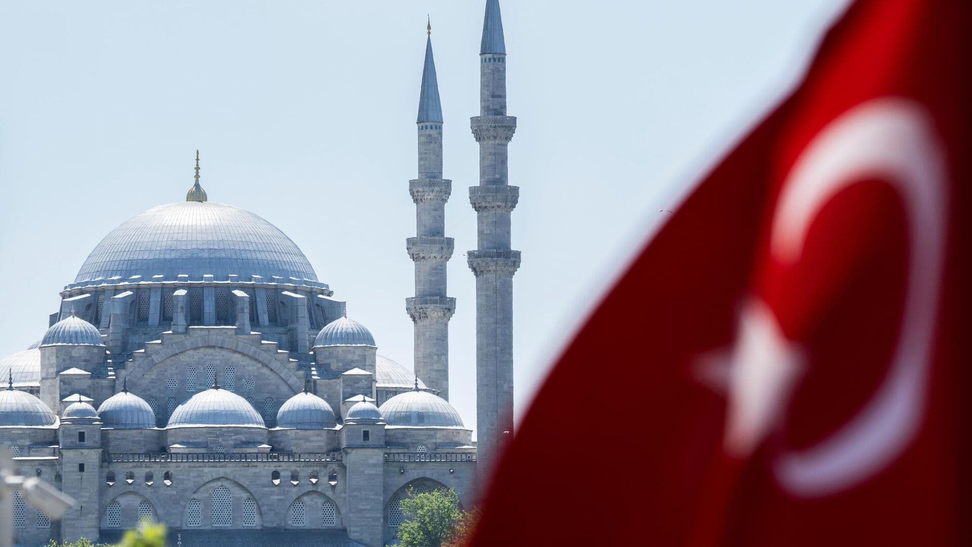 МИД Турции вызвал посла Ирана после инцидента с ракетой, сообщил источник