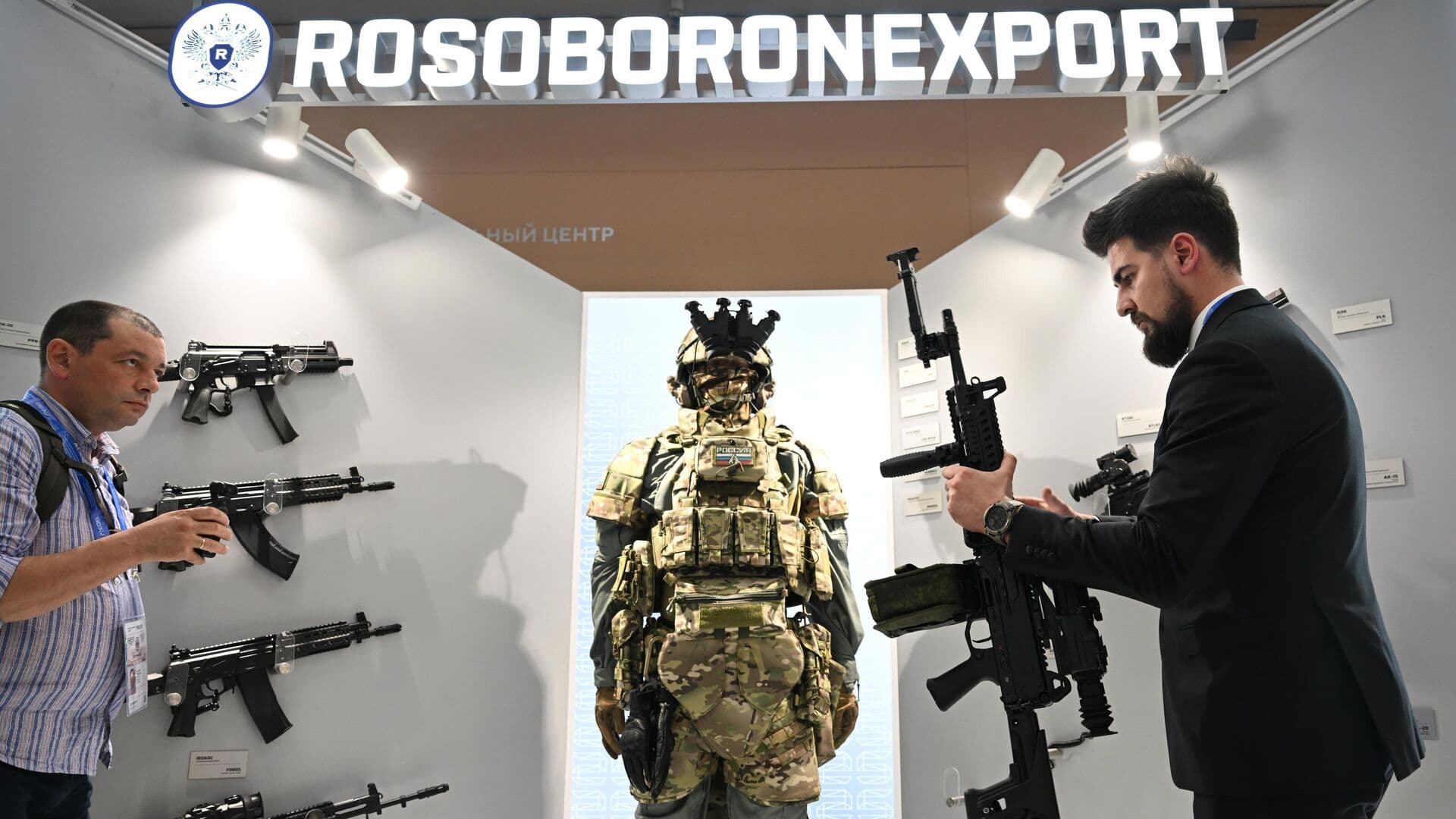 Премьер Малайзии одним из первых посетил павильон России на DSA & NATSEC