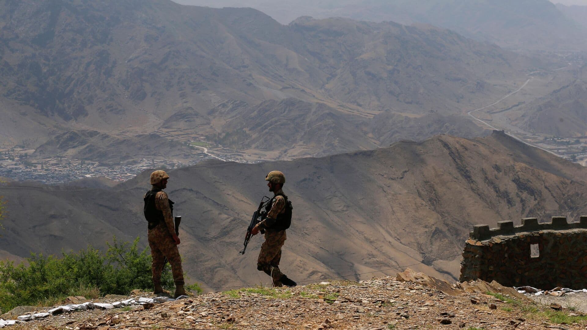 Пакистан отвечает на огонь, открытый Талибаном