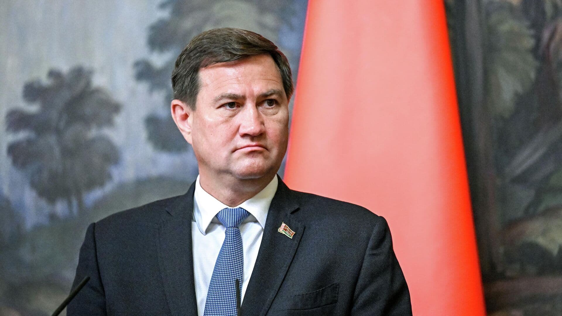 Мир может скатиться в новую гонку вооружений, заявил глава МИД Белоруссии