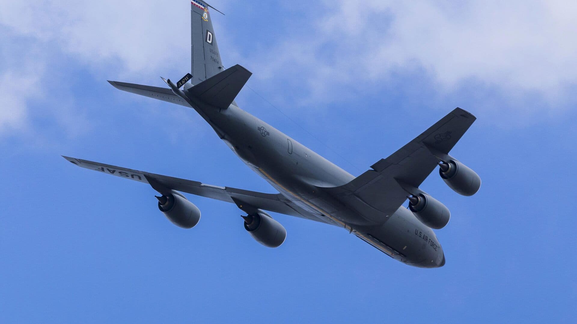 Семь американских самолетов-заправщиков находятся в небе около Израиля