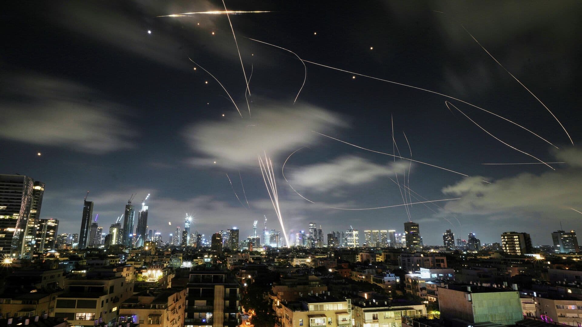 Армия Израиля подтвердила прямое попадание иранской ракеты по Араду