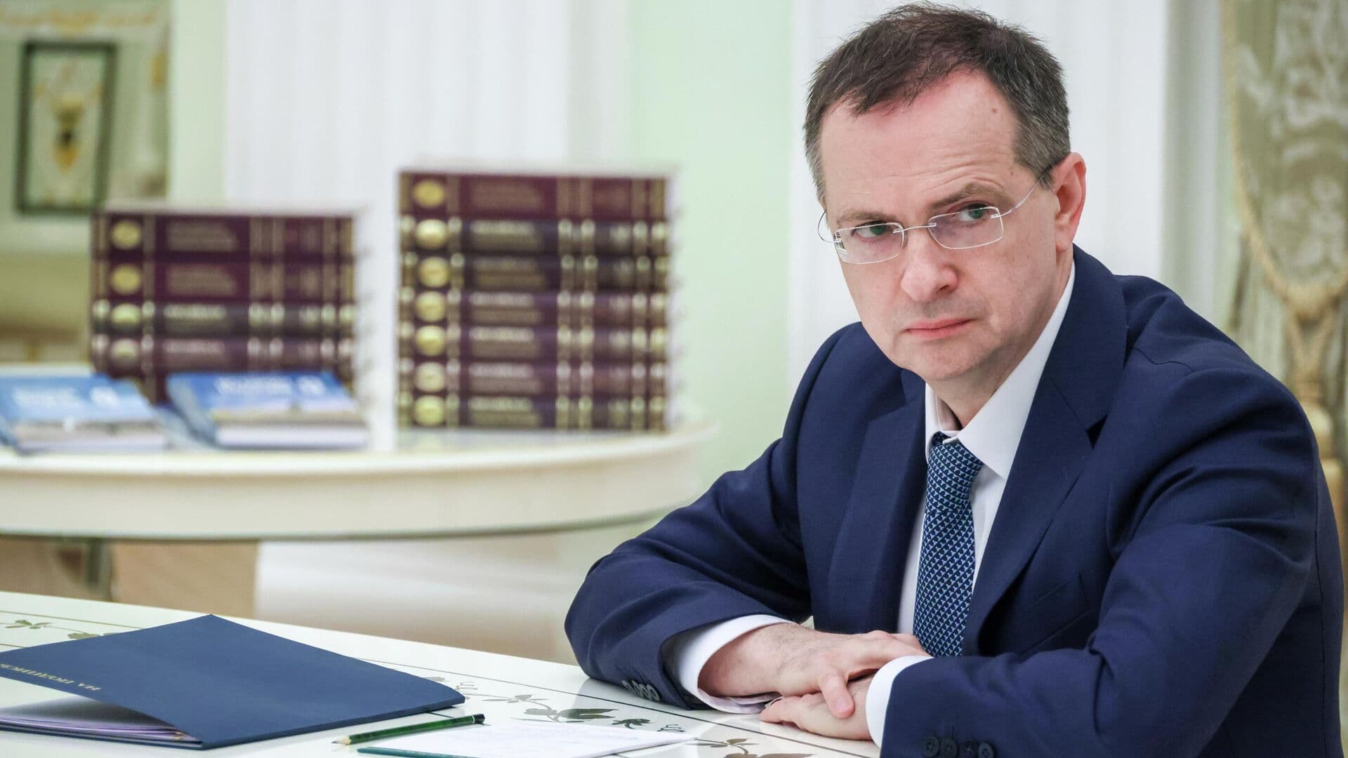 Мединский рассказал о сокращении школьного курса обществознания