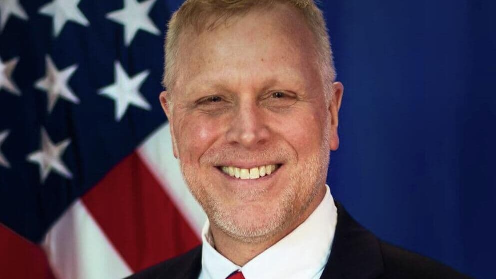 Дипломат из США возложил цветы к мемориальной доске в Парке Победы