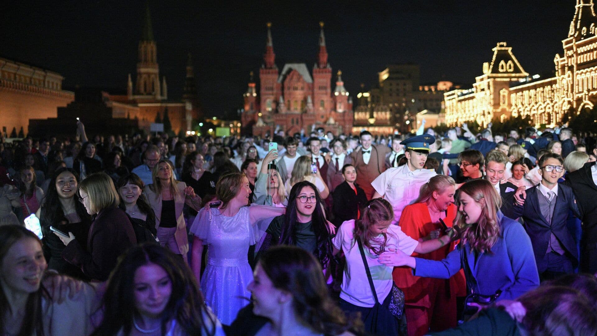 В Минпросвещения рассказали, в каком формате пройдут выпускные в школах