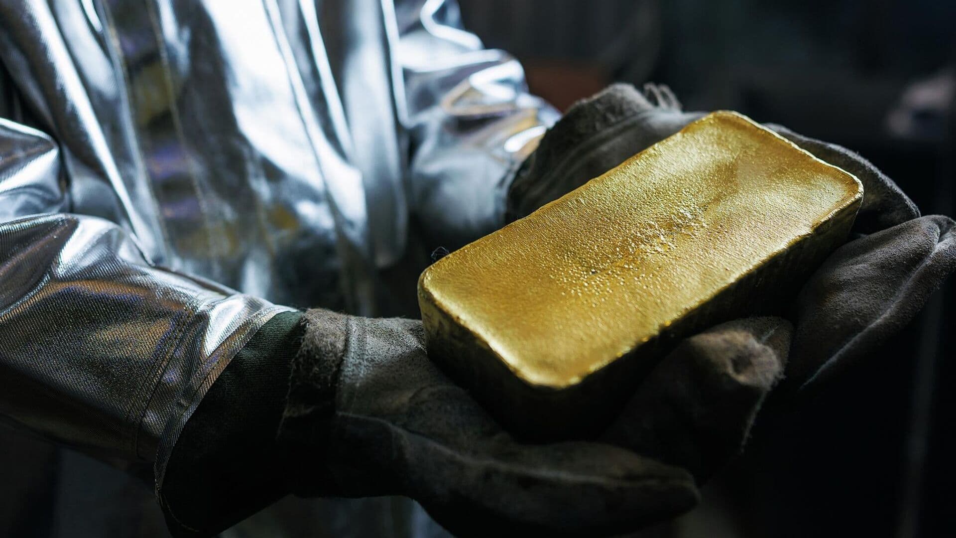 Золото подешевело после заявлений Трампа о блокаде Ормузского пролива